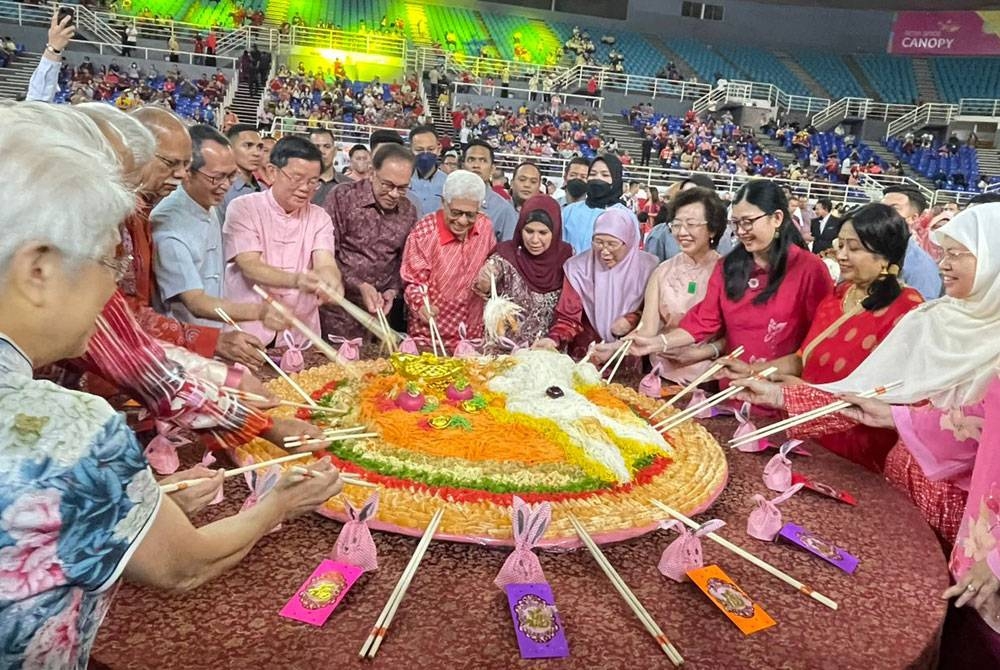 Anwar (tengah) pada Majlis Rumah Terbuka Tahun Baharu Cina 2023 Ketua Menteri Pulau Pinang di Spice Arena, Bayan Lepas di sini pada Isnin.