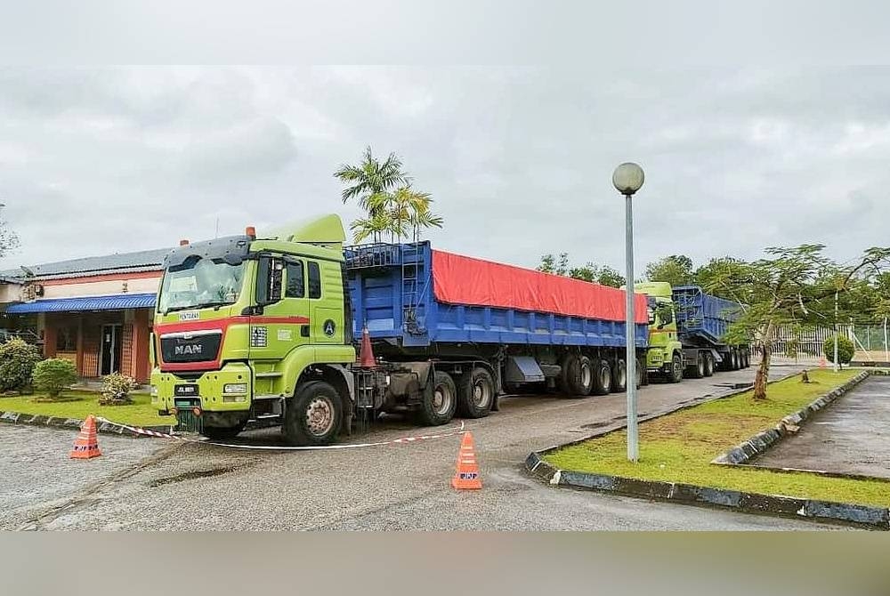 Dua lori yang membawa muatan pasir disita di JPJ Muadzam Shah. - Foto Ihsan JPJ Pahang