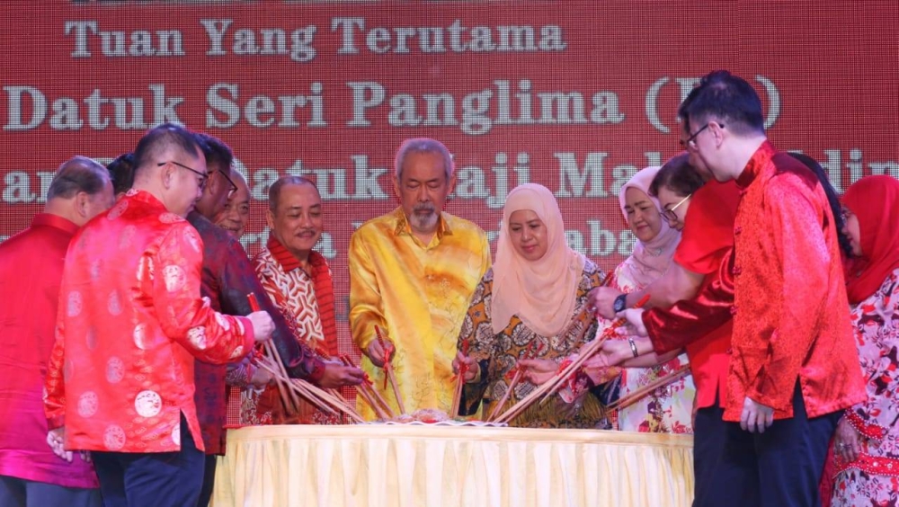 Hajiji bersama Tun Juhar menggaul Yee Sang sempena Majlis Santapan Tahun Baharu Cina di Tanjung Lipat, Kota Kinabalu. 