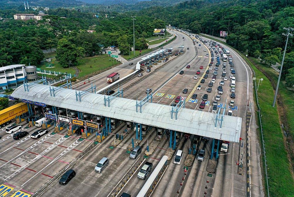 Aliran trafik di beberapa lebuh raya utama negara dijangka akan meningkat dan sesak mulai tengah hari ini ekoran orang ramai yang akan membuat perjalanan pulang selepas cuti sambutan perayaan Tahun Baharu Cina berakhir pada Selasa. - Gambar hiasan