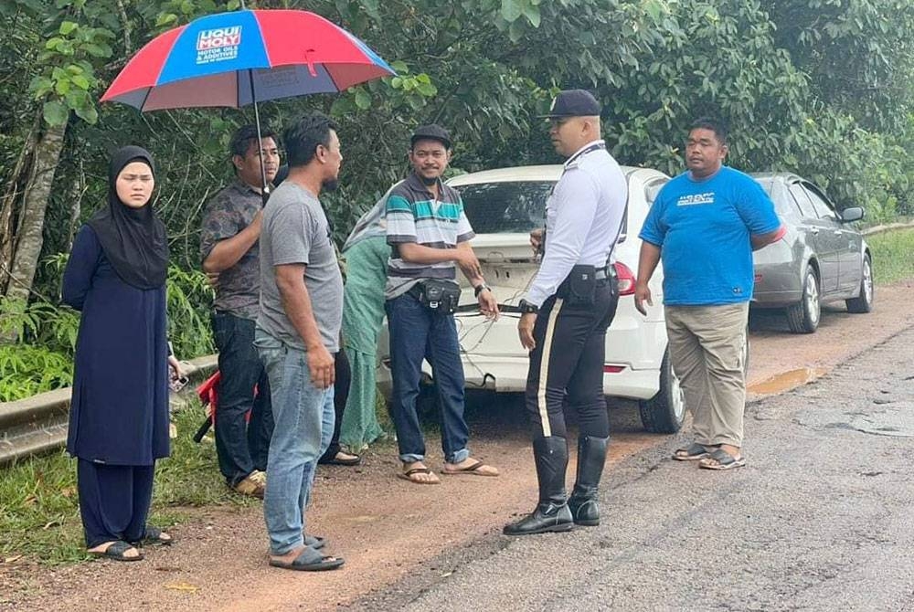 Orang ramai dinasihatkan supaya berhati-hati dalam pemanduan dan sentiasa patuhi undang-undang jalan raya terutamanya semasa memandu di waktu hujan. - Foto IPD Rompin