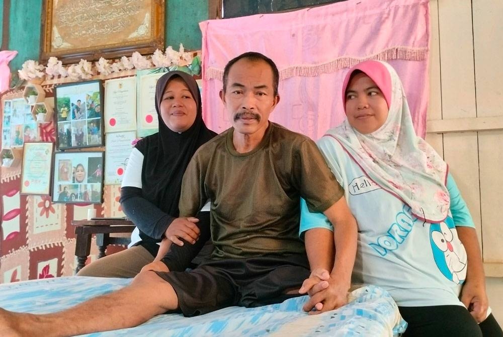 Maarof (tengah) bersama isteri pertama, Noraini (kanan) dan Effa Rizam.