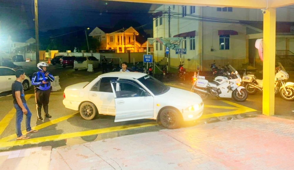 Dua anggota polis trafik berjaya menyelamatkan seorang wanita sarat mengandung daripada bersalin di dalam kereta di Jelawat, Bachok pada Isnin. - Foto: PDRM