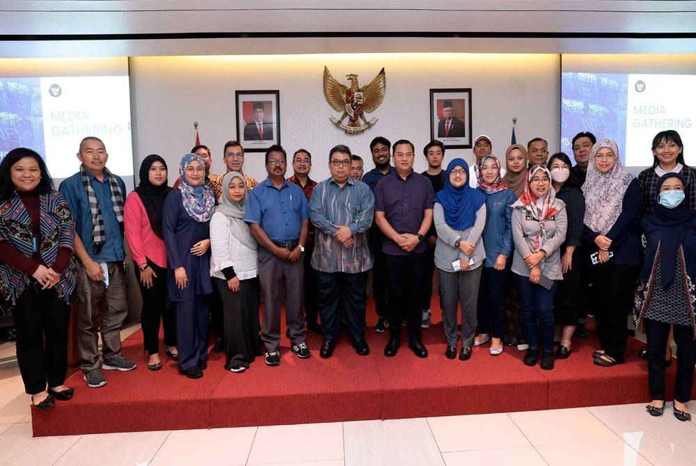 Sigit (tengah) bergambar bersama ahli Kelab Media Johor pada majlis Silaturahim Gathering Media Johor bersama Konsulat Jeneral Rupblik Indonesia di Konsulat Jeneral Republik Indonesia Johor Bahru pada Selasa. - Foto Bernama