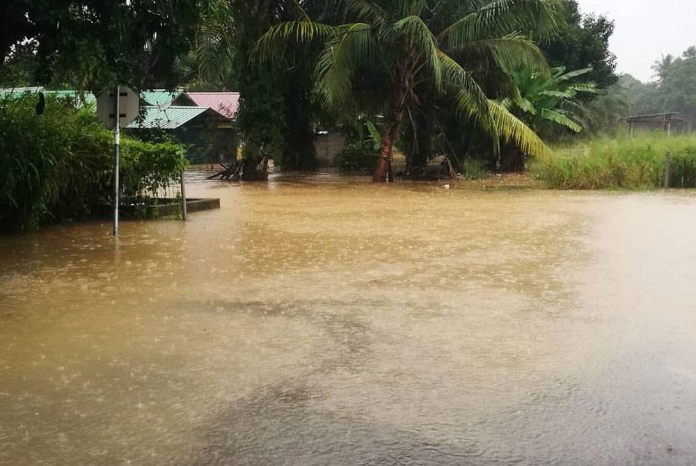 Laluan masuk ke Kampung Palembang yang dinaiki air.