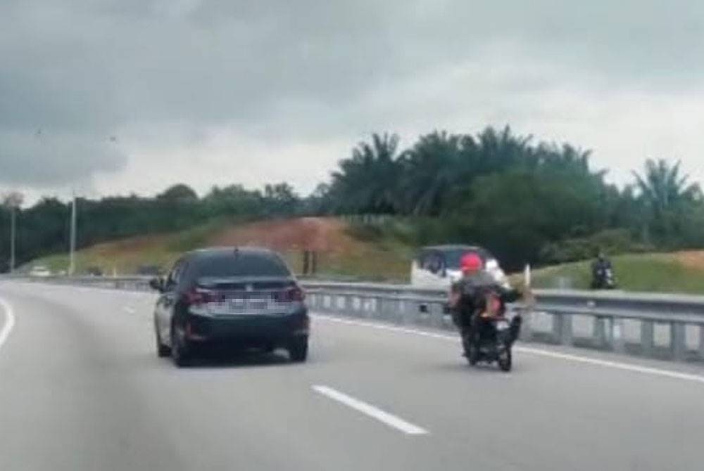 Antara aksi berbahaya yang dikesan dilakukan oleh salah seorang penunggang motosikal di Lebuhraya Seremban-Port Dickson, Negeri Sembilan pada Isnin.