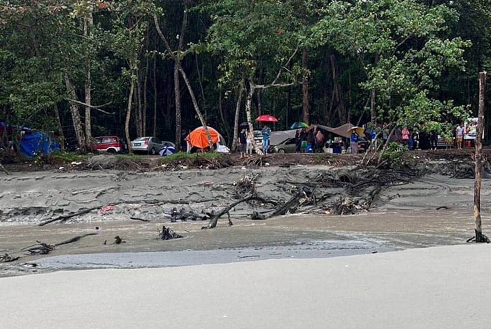 Kira-kira 35 orang terperangkap di sebuah tapak perkhemahan di Tanjung Lompat, Kota Tinggi. - Foto - Bomba Johor