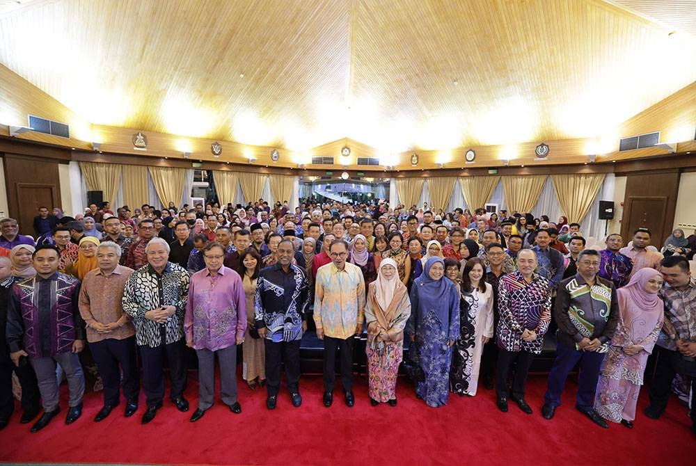 Anwar dan Wan Azizah bergambar kenangan ketika menghadiri Majlis Makan Malam Perdana Menteri bersama Diaspora Malaysia di Brunei sempena lawatan rasmi ke Brunei Darussalam di Suruhanjaya Tinggi Malaysia pada Selasa. - Foto Bernama