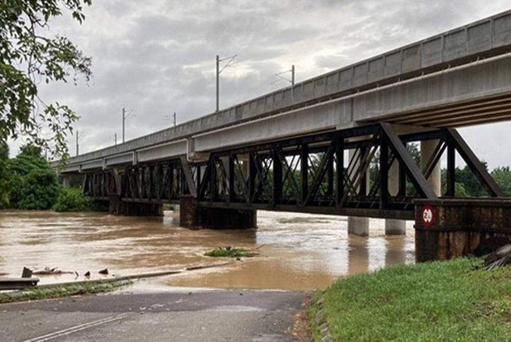 Sungai Segamat antara sungai di Johor melebihi paras bahaya pada malam Selasa. 