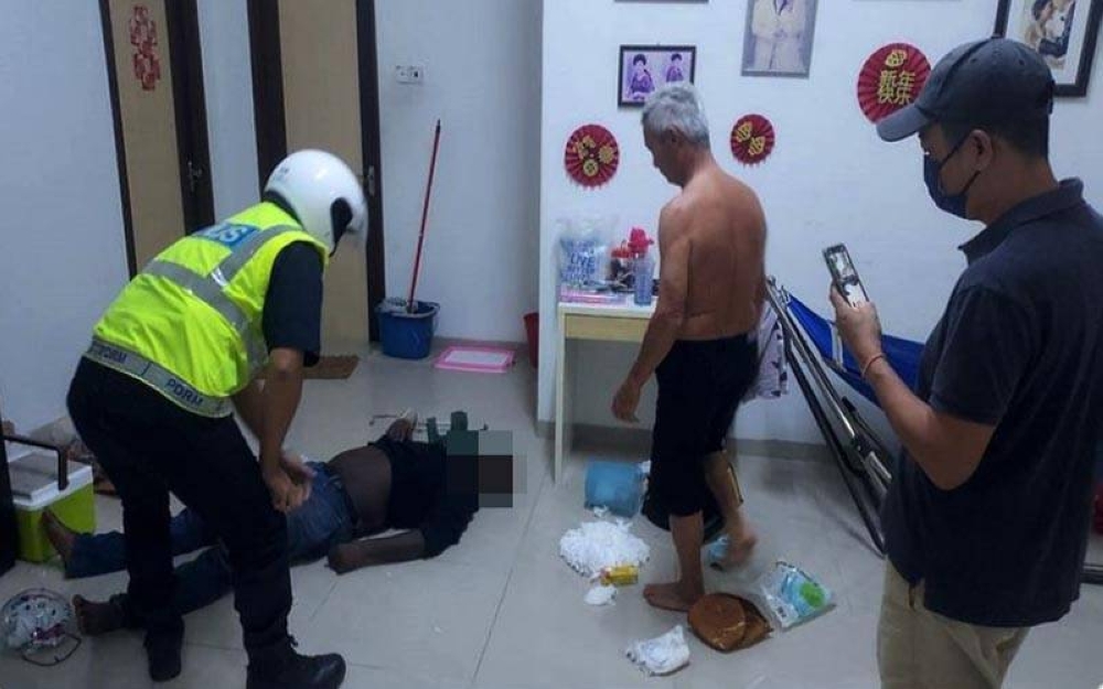 Seorang penjenayah terlena di rumah yang dicerobohi dipercayai gara-gara mabuk selepas minum minuman keras milik penghuni rumah berkenaan. Foto: Sumber intenet.