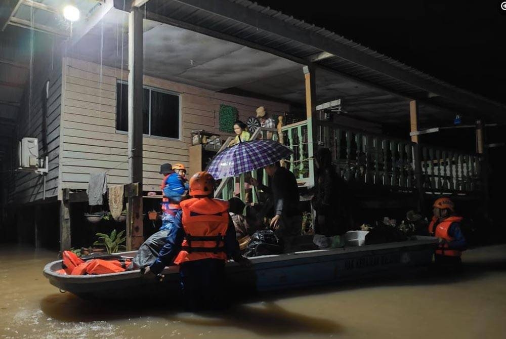 Pitas dan Kota Marudu menjadi daerah terbaharu dilanda banjir dengan 79 mangsa daripada 21 keluarga dipindahkan ke tiga pusat PPS. Foto APM Sabah.