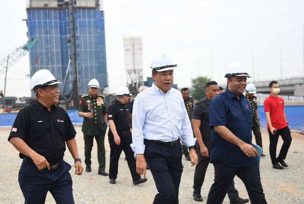 Mohamad Hasan (depan, tengah) meninjau tapak Projek Residensi Sateria di Sungai Besi pada Rabu. - Foto Rafeq Redzuan