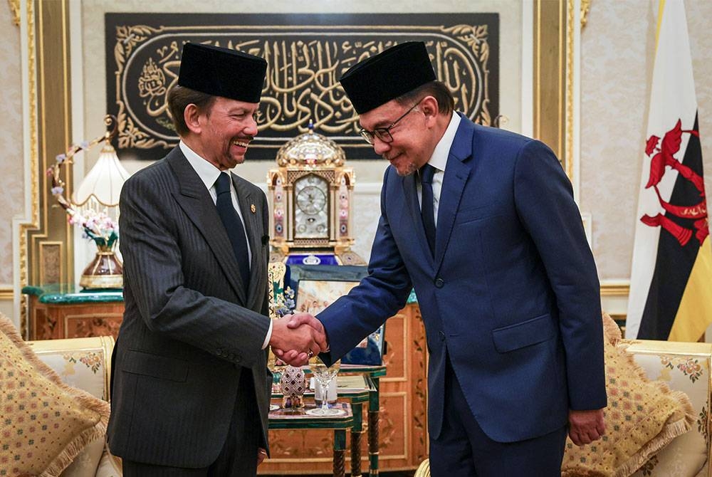 Perdana Menteri Datuk Seri Anwar Ibrahim (kanan) menghadap Sultan Brunei Sultan Hassanal Bolkiah di Istana Nurul Iman hari ini.  - Foto Bernama.