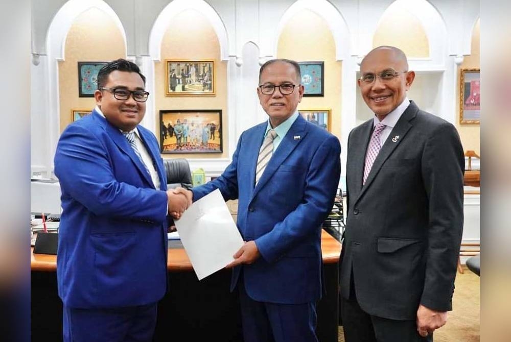 Mohd Farid menerima surat pelantikan sebagai Setiausaha Politik Menteri Besar Pahang yang diserahkan sendiri Wan Rosdy dengan disaksikan Setiausaha Kerajaan Negeri, Datuk Seri Dr Sallehuddin Ishak di Wisma Sri Pahang di sini pada Rabu. - Foto FB WAN ROSDY WAN ISMAIL