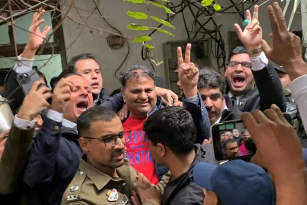 Polis Pakistan menahan ahli politik terkenal, Fawad Chaudhry, seorang pemimpin PTI Pakistan dan bekas menteri persekutuan. Foto AFP