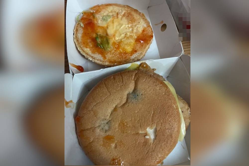 Keadaan roti burger yang dijual oleh sebuah restoran makanan segera di Kemaman didakwa berkulat. - Foto Facebook