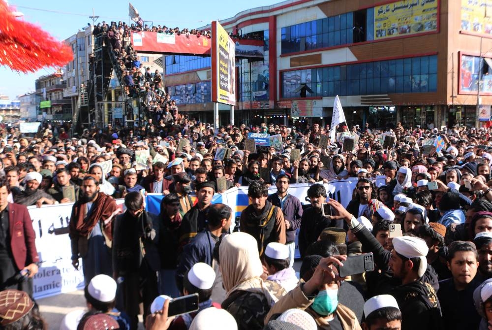 Ratusan lelaki di Afghanistan berkumpul di Khost bagi mengecam tindakan Paludan membakar kitab suci al-Quran baru-baru ini. - Foto AFP