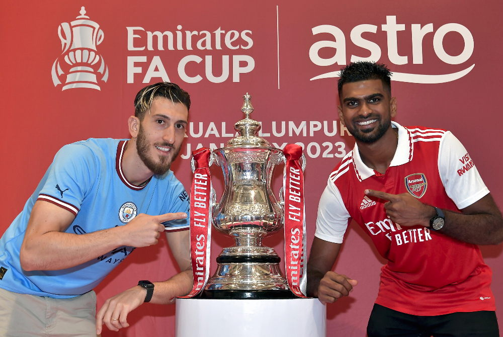 Gallifuoco (kanan) dan Kenny Pallraj semasa Pameran Trofi Piala FA Emirates di Central I-City Shah Alam pada Rabu. - Foto Bernama