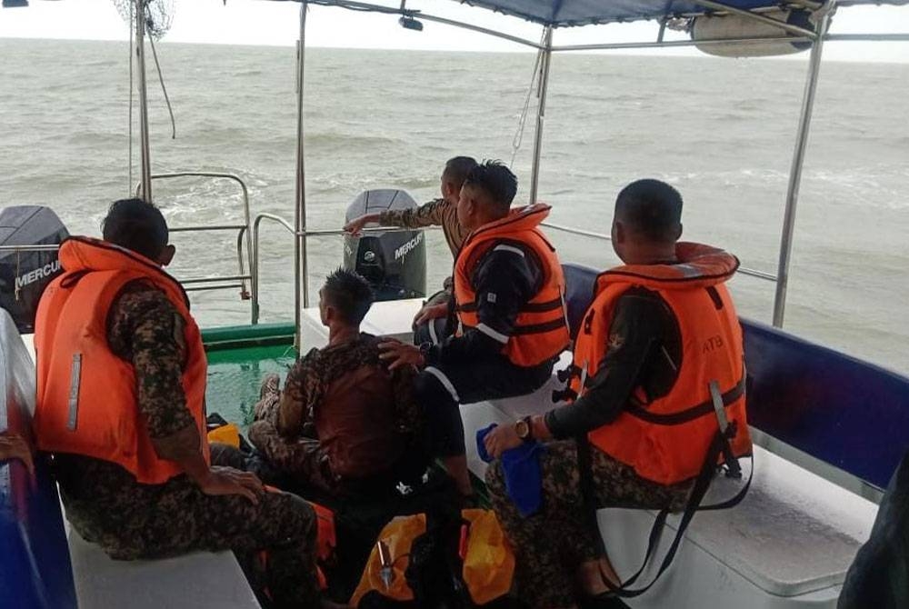 Antara anggota tentera yang diselamatkan selepas bot yang dinaiki mereka karam di perairan Pulau Nunuyan, Sandakan.