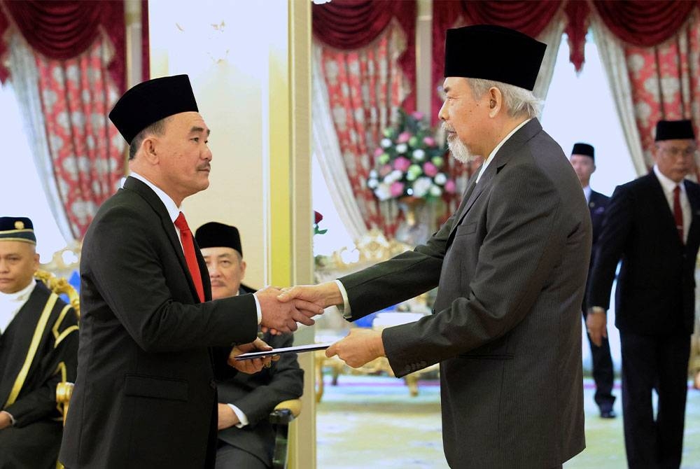 Tun Juhar ketika menyampaikan watikah pelantikan kepada Roslan di Istana Seri Kinabalu pada Khamis. - Foto Bernama
--fotoBERNAMA (2023) HAK CIPTA TERPELIHARA