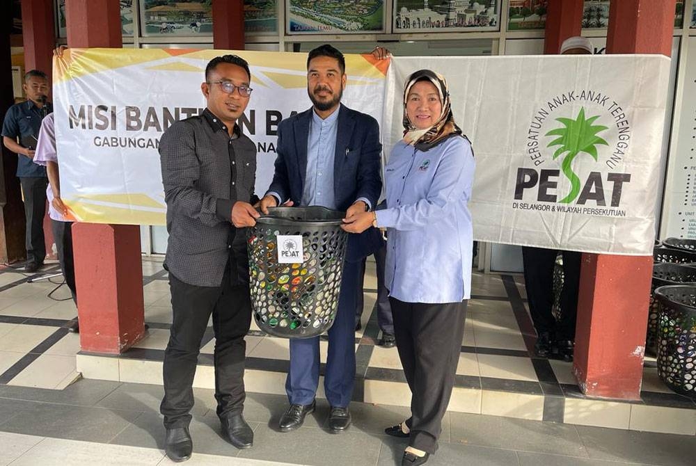 Rosliza Akma (kanan) dengan kerjasama GAPAN menyerahkan sumbangan kepada Pegawai Daerah Besut, Azran Amin Mazlan pada pelancaran misi bantuan banjir Terengganu di Pejabat Daerah Besut.