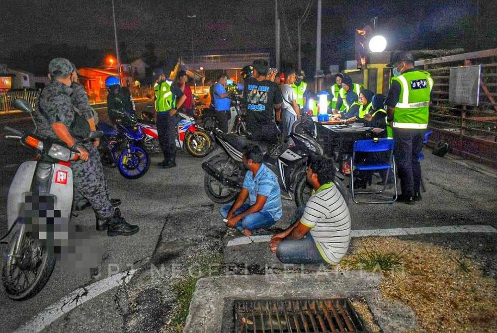 Jabatan Pengangkutan Jalan (JPJ) Kelantan menyita 25 motosikal termasuk kereta pada Ops Khas Motosikal sempena Ops Tahun Baharu Cina 2023 di Jalan Pasir Hor, Padang Enggang, Kota Bharu pada Rabu.