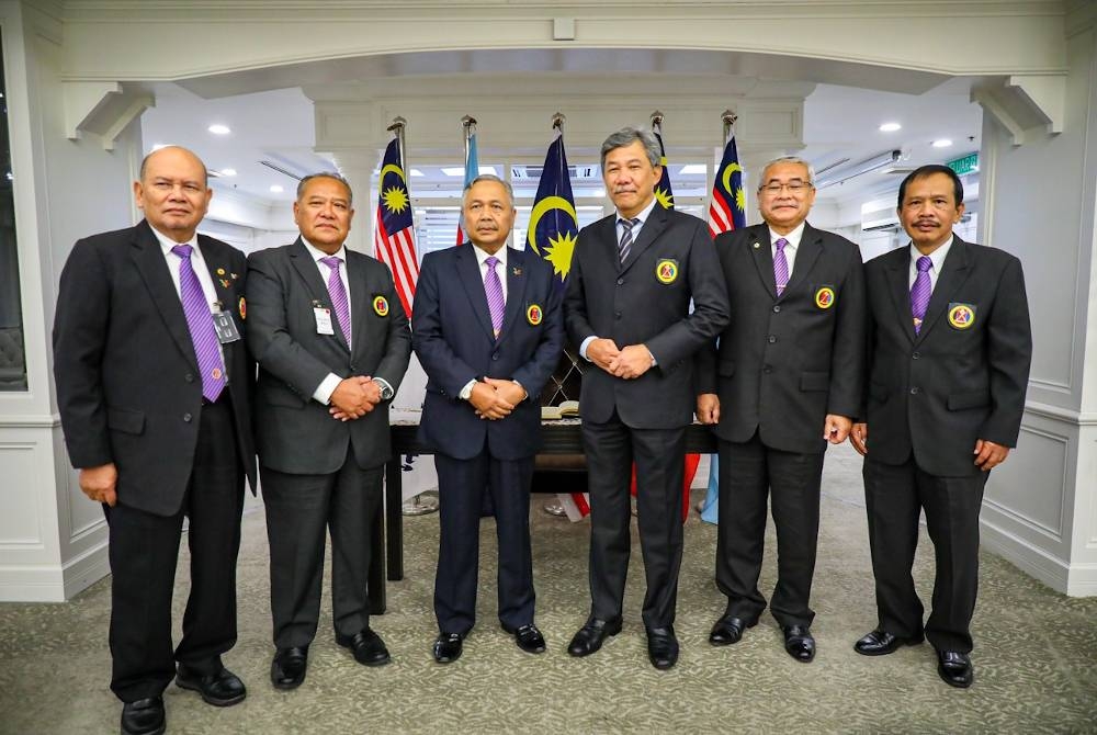 Sharuddin (tiga dari kiri) ketika mengadakan kunjungan hormat dan bertemu Mohamad (tiga dari kanan) di Kementerian Pertahanan di Putrajaya pada Rabu.