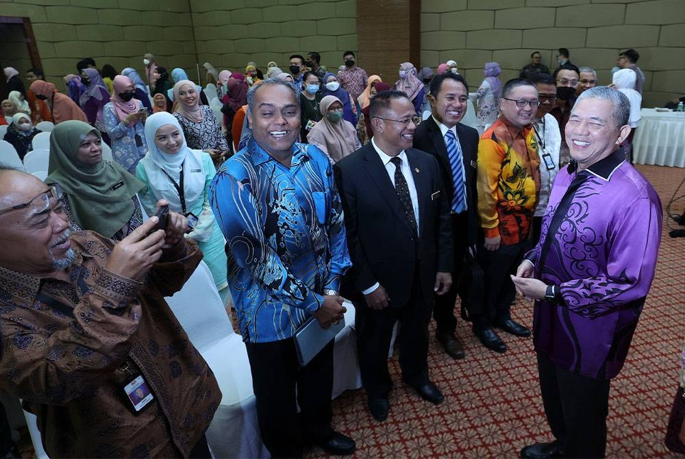 Fadillah beramah mesra bersama warga kerjanya pada majlis Amanat Tahun Baharu Kementerian Perladangan dan Komoditi (KPK) hari ini. - Foto Bernama