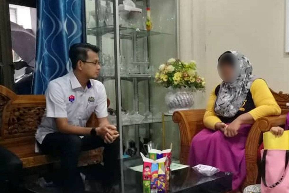 Mohd Fared berbincang dengan Suria berkenaan bantuan MAINJ di rumah majikannya pada Khamis.