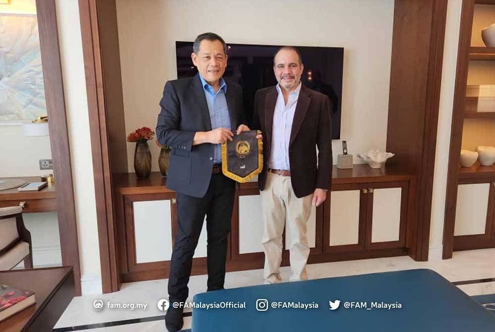 Hamidin (kiri) dan Putera Ali membincangkan pelbagai aspek kerjasama Malaysia-Jordan.