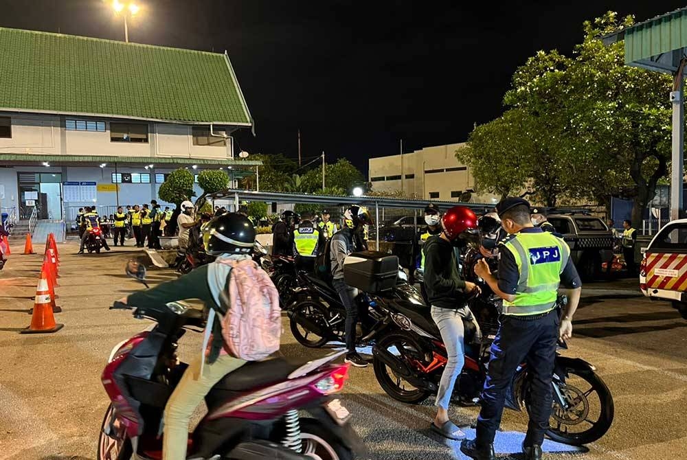 JPJ melakukan Op Motosikal Khas di lorong motosikal Jambatan Pulau Pinang sempena Tahun Baharu Cina pada Rabu.