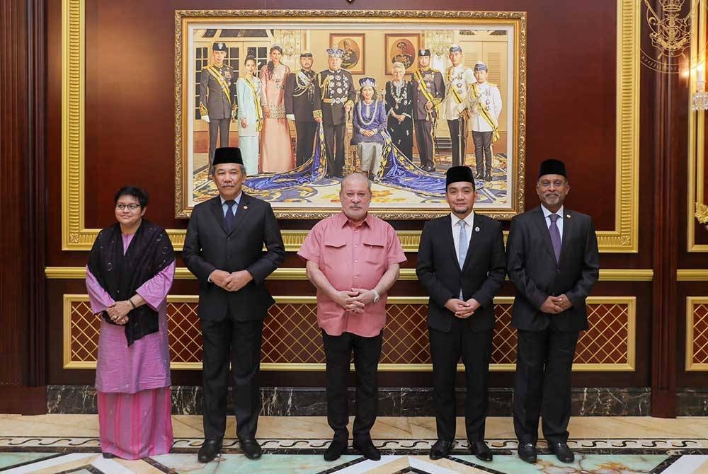 Dari kiri, Azalina, Muhammad Hassan, Sultan Ibrahim, Onn Hafiz dan Zambry pada pertemuan di Balai Mengadap, Istana Bukit Serene pada Khamis. Foto: FB Royal Johor