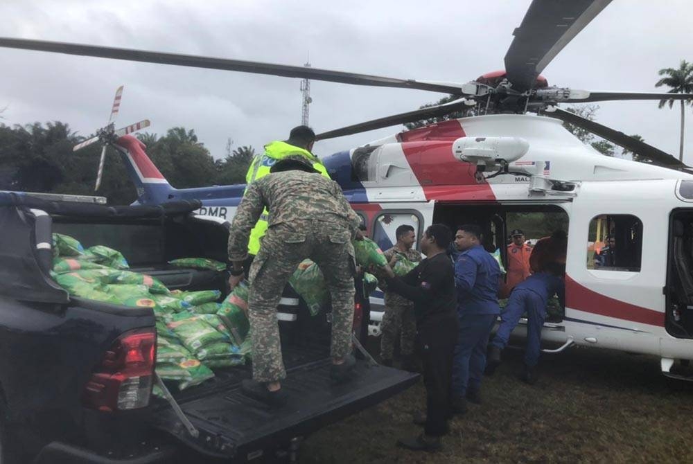 Bantuan makanan dibawa menggunakan helikopter pada Khamis.