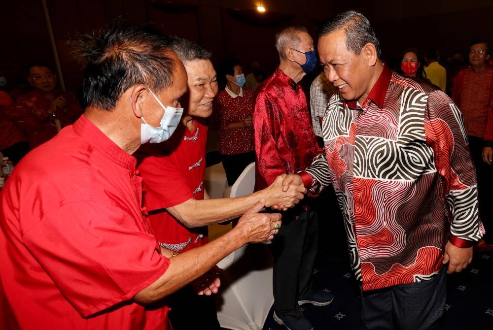 Aminuddin (kanan) disambut oleh ahli dan peserta Persatuan Dewan Perhimpunan Cina Negeri Sembilan pada program Pertemuan Mesra Tahun Baharu Cina di sebuah hotel pada Khamis. - Foto Bernama