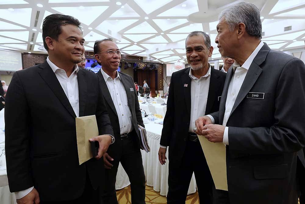 Ahmad Zahid (kanan) beramah mesra dengan sebahagian wakil exco negeri-negeri selepas sidang media pada Khamis. - Foto: Bernama