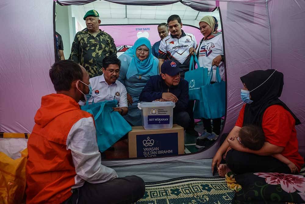 Onn Hafiz menyampaikan sumbangan kepada para mangsa banjir ketika hadir di PPS Dewan Serbaguna Kampung Paya Merah pada Khamis. - Foto: Bernama