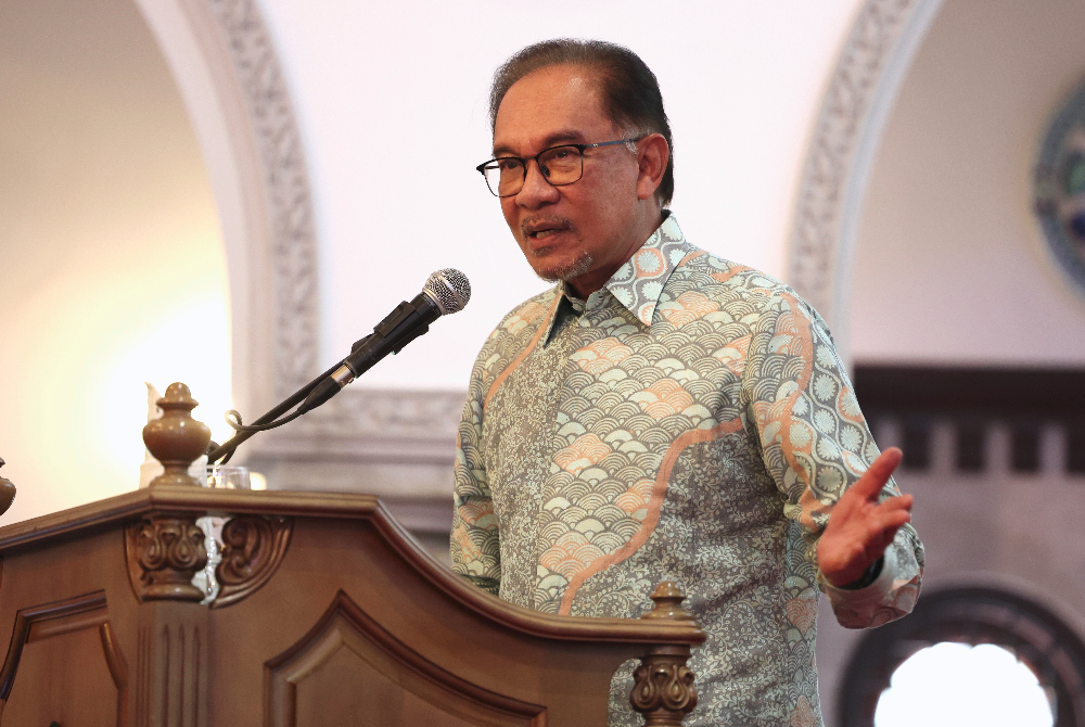 Anwar ketika berucap pada majlis pelancaran Buku Himpunan Esei &#039;Knowledge, Tradition and Civilization: Essays In Honour of Professor Osman Bakar&#039; di ISTAC, Universiti Islam Antarabangsa Malaysia hari ini. - Foto Bernama