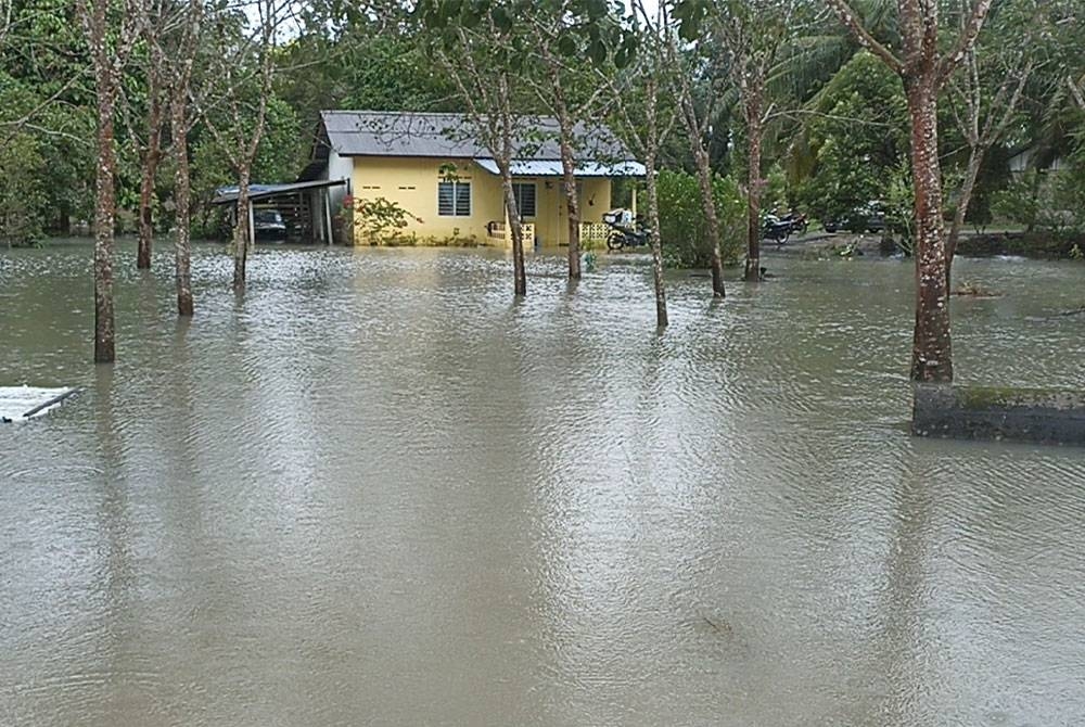 Keadaan banjir di sekitar Sedili Kota Tinggi.