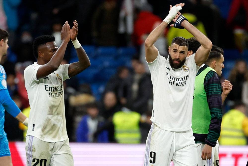 Benzema (kanan) meledak satu gol ketika membantu Real menewaskan Atletico 3-1. - Foto EPA