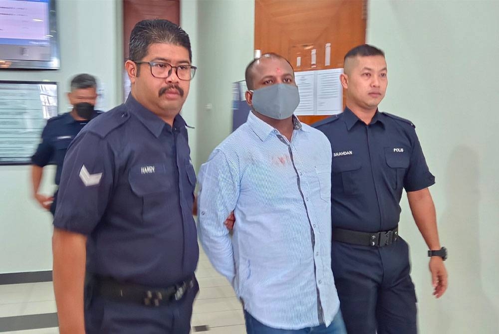 Saravanan dibawa keluar dari Mahkamah Tinggi Ipoh pada Jumaat selepas dijatuhi hukuman gantung sampai mati kerana membunuh seorang pengawal keselamatan.