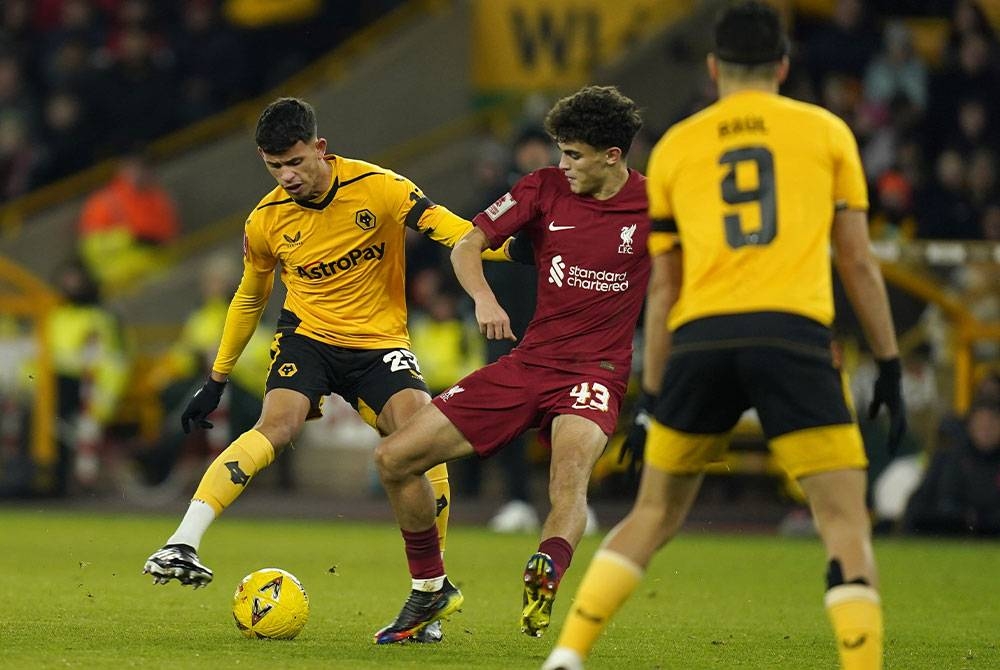 Bajcetic (tengah) mengikat kontrak jangka panjang bersama Liverpool. Foto EPA.