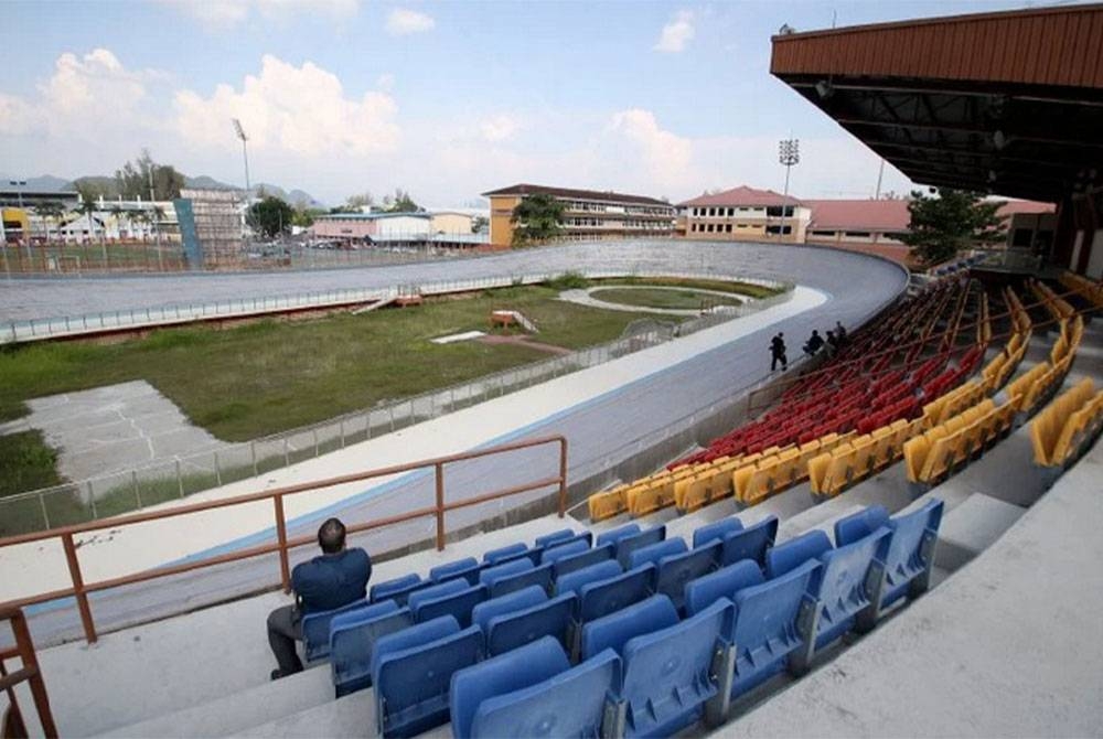 Pemasangan bumbung di Velodrom Rakyat, Ipoh mampu melindungi trek kayu daripada rosak. Foto Agensi