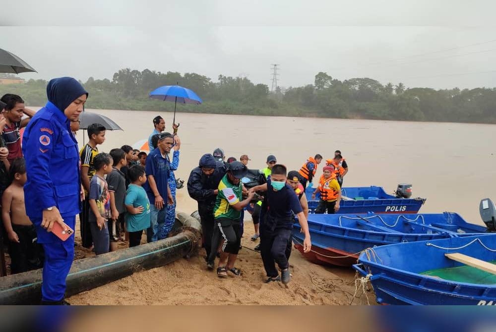 Anggota penyelamat mengangkat mayat mangsa yang ditemui 23 kilometer dari lokasi kejadian pada Jumaat. - Foto PDRM