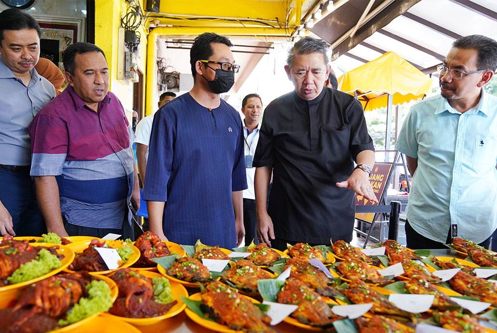 Salahuddin membuat tinjauan semasa jelajah mesra dan pemeriksaan harga menu di Restoran Mak Kimbong, Bandar Baru Bangi.