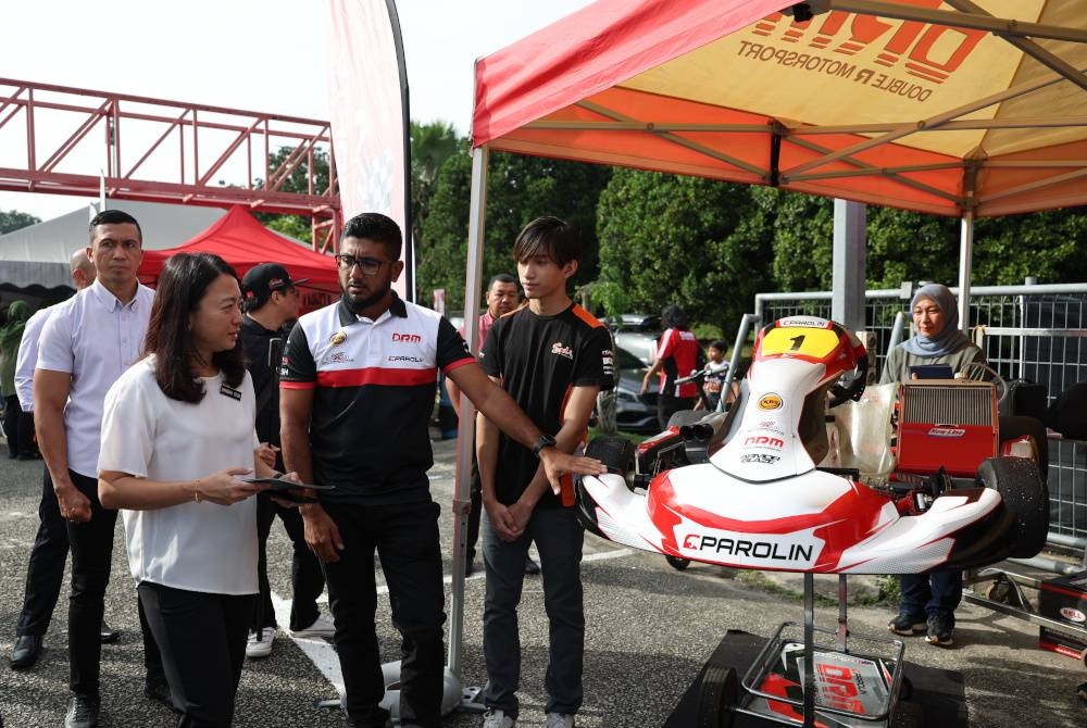 Hannah (kiri) melawat pameran sukan permotoran sempena sidang media mengenai penganjuran sukan bermotor di Subang Jaya pada Jumaat. - Foto Bernama