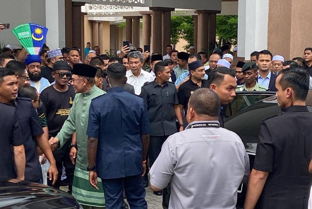 Perdana Menteri yang lengkap berbaju Melayu hijau mengambil kesempatan bersalaman dan beramah mesra dengan para jemaah. - Foto Facebook AMK Setiawangsa