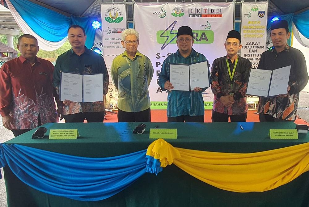 Ahmad Zakiyuddin (tiga dari kiri) menyaksikan Majlis Pelancaran Program Kerjasama Strategik ZPP dan IKTBN, Bukit Mertajam dekat Masjid Jamek Kubang Ulu pada Khamis.