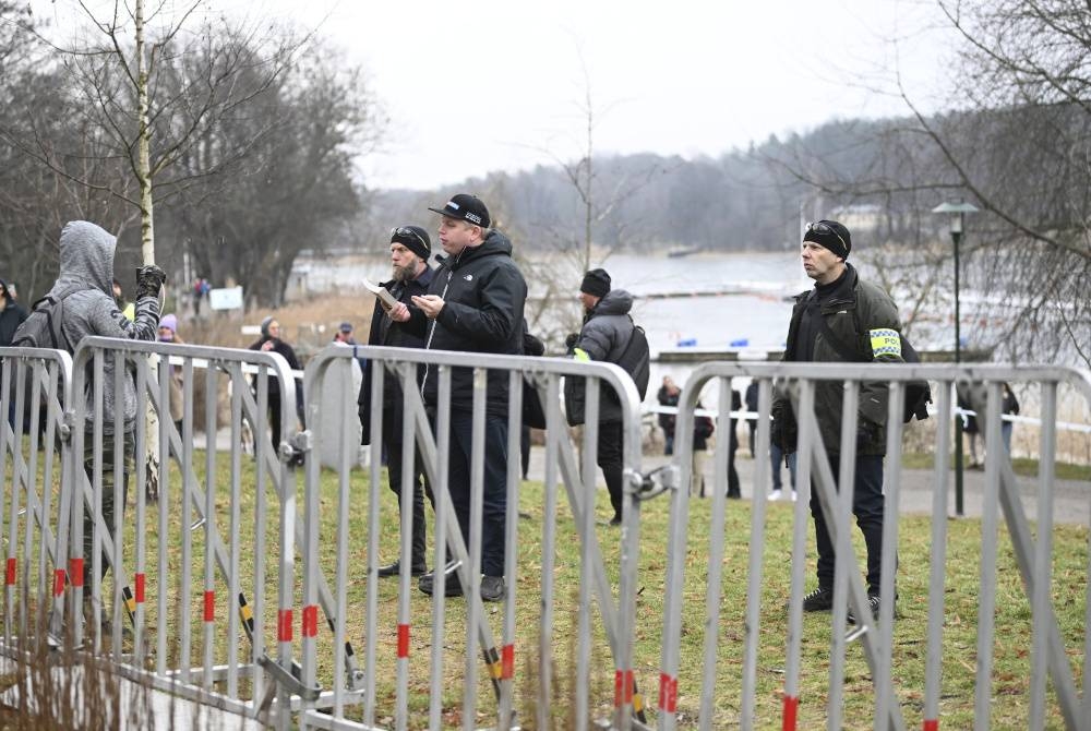 Paludan (tengah) rancang bakar salinan al-Quran di ibu negara Denmark pada hari ini. - Agensi