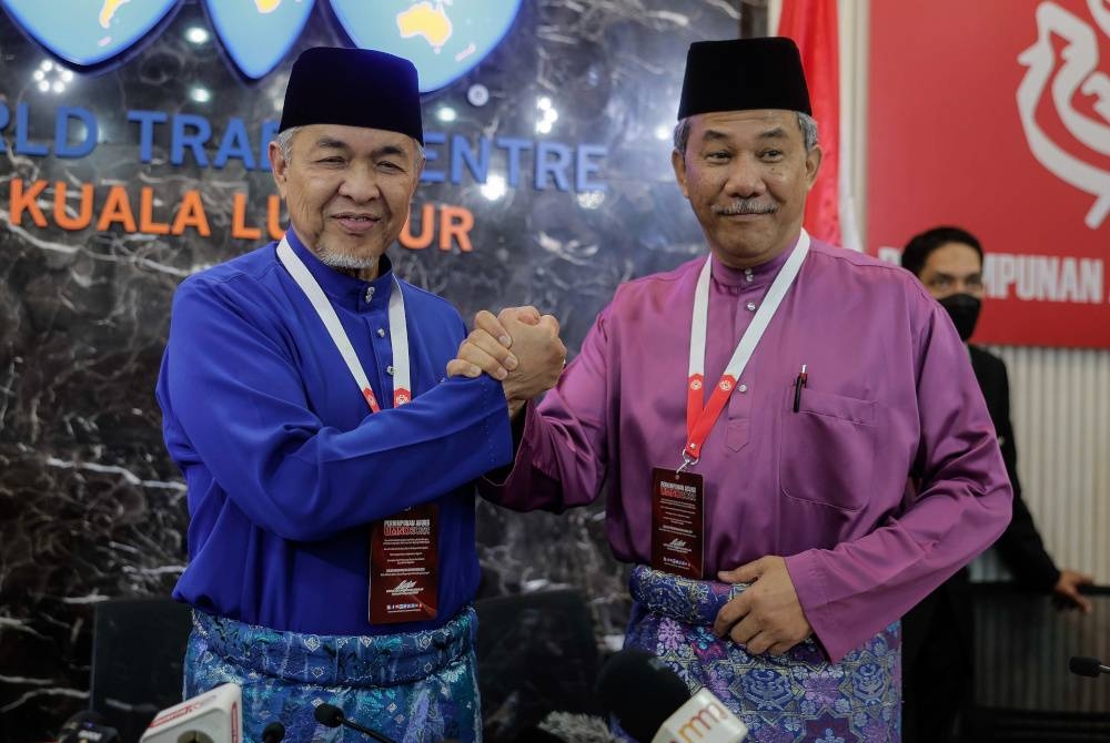 Presiden UMNO Datuk Seri Dr Ahmad Zahid Hamidi bersama Timbalannya Datuk Seri Mohamad Hasan bergambar sempena Perhimpunan Agung UMNO 2022 baru-baru ini. - Foto Bernama