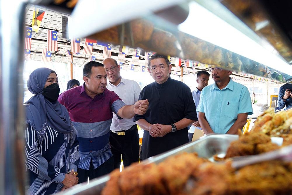 Salahuddin ketika membuat tinjauan semasa jelajah mesra Ops Menu dan pemeriksaan harga di Medan Selera Kampung Datuk Abu Bakar Baginda, Bandar Baru Bangi pada Jumaat.